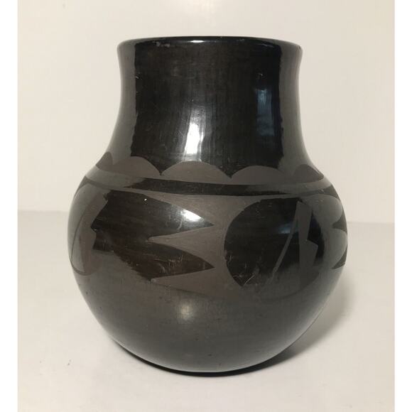 SANTA CLARA PUEBLO BLACK On Black POTTERY Flora Naranjo 6 1/2” inches tall - Picture 3 of 9